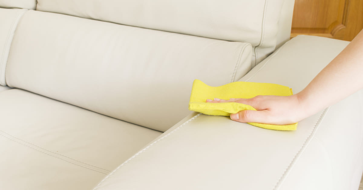 5 passos para fazer a limpeza diária do seu sofá